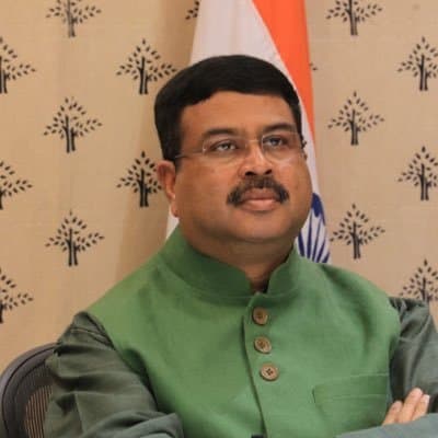 गैस सिलिंडर के दाम पर तो बोले पेट्रोलियम मंत्री, डीजल पेट्रोल के सवाल पर साधी चुप्पी