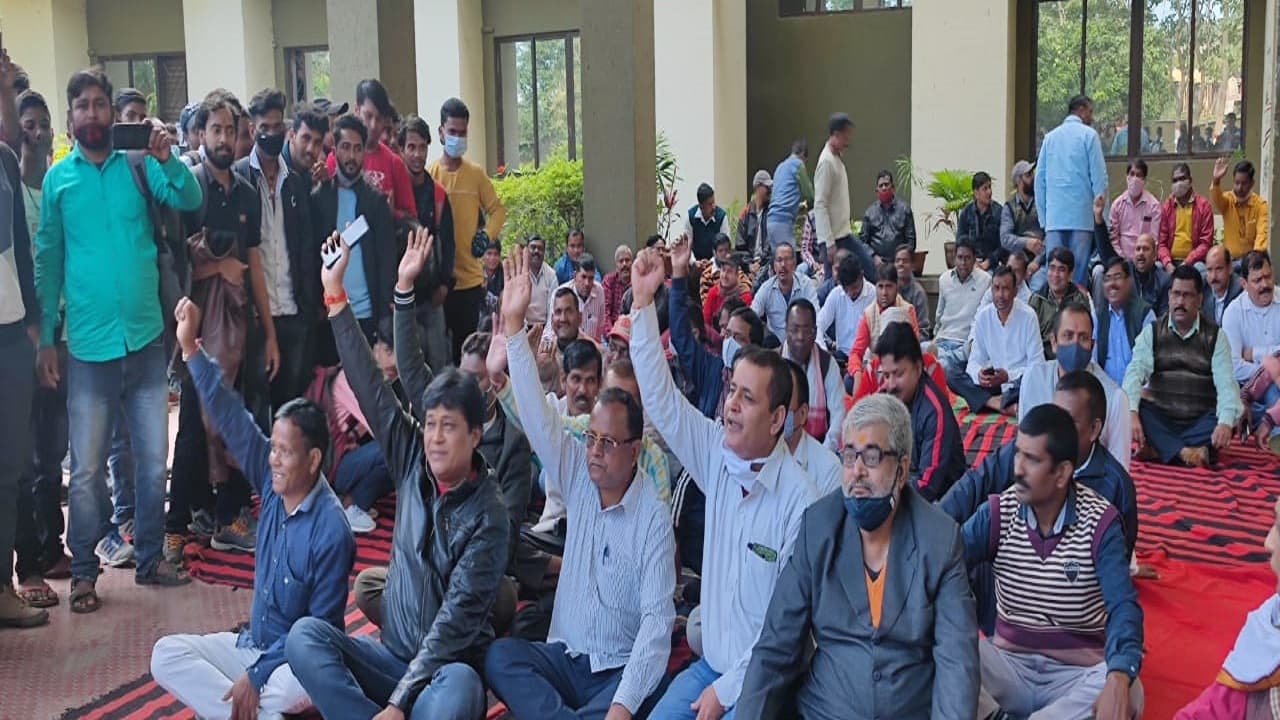 Jharkhand News : झारखंड के शिक्षा मंत्री जगरनाथ महतो के आश्वासन पर JAC कर्मियों की अनिश्चितकालीन हड़ताल स्थगित