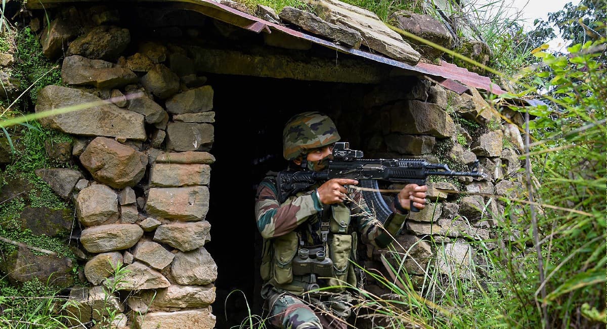 Jammu-Kashmir: जम्मू कश्मीर में अमित शाह की रैली से पहले मुठभेड़, तीन जवान घायल, एक और आम नागरिक की हत्‍या