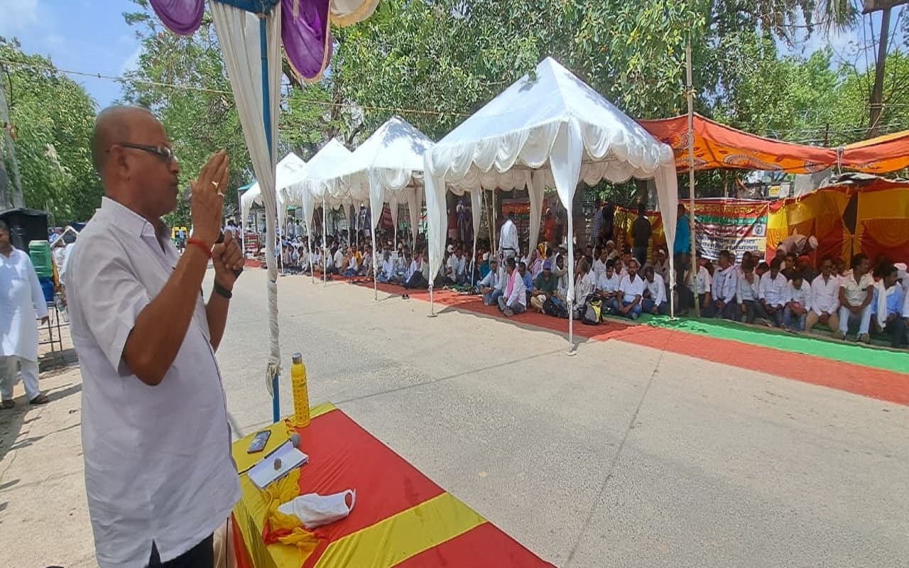 ग्रेड पे घटाने समेत 11 सूत्री मांगों को लेकर झारखंड राज्य जनसेवक संघ का महाधरना, आमरण अनशन की दी चेतावनी