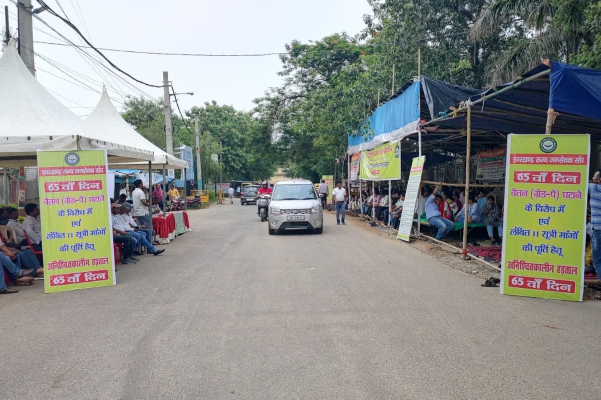 झारखंड के जनसेवकों का 'दिन-रात अनिश्चितकालीन धरना' शुरू, अपनी मांगों को लेकर हैं आर-पार के मूड में