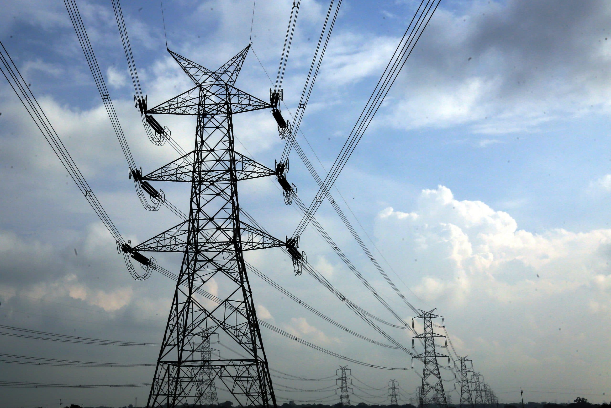 उपभोक्ताओं के काटे जा रहे बिजली के कनेक्शन, लगाया जा रहा जुर्माना, जानें वजह