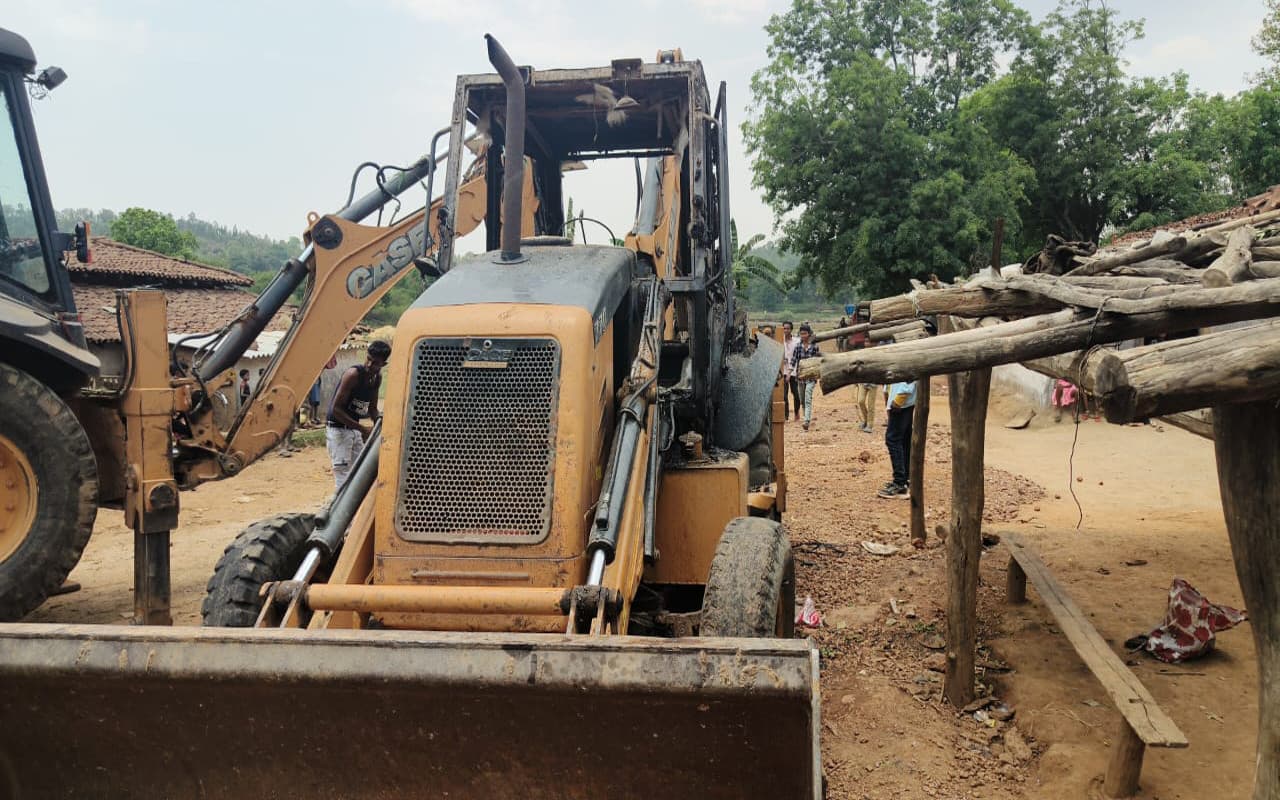 झारखंड : लोहरदगा में रीजनल कमांडर रवींद्र गंझू के दस्ते ने सड़क निर्माण में लगी जेसीबी को किया आग के हवाले