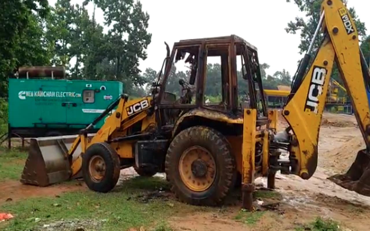 Jharkhand News: रांची के मैक्लुस्कीगंज में नक्सलियों ने फायरिंग कर JCB में लगायी आग, दहशत में लोग