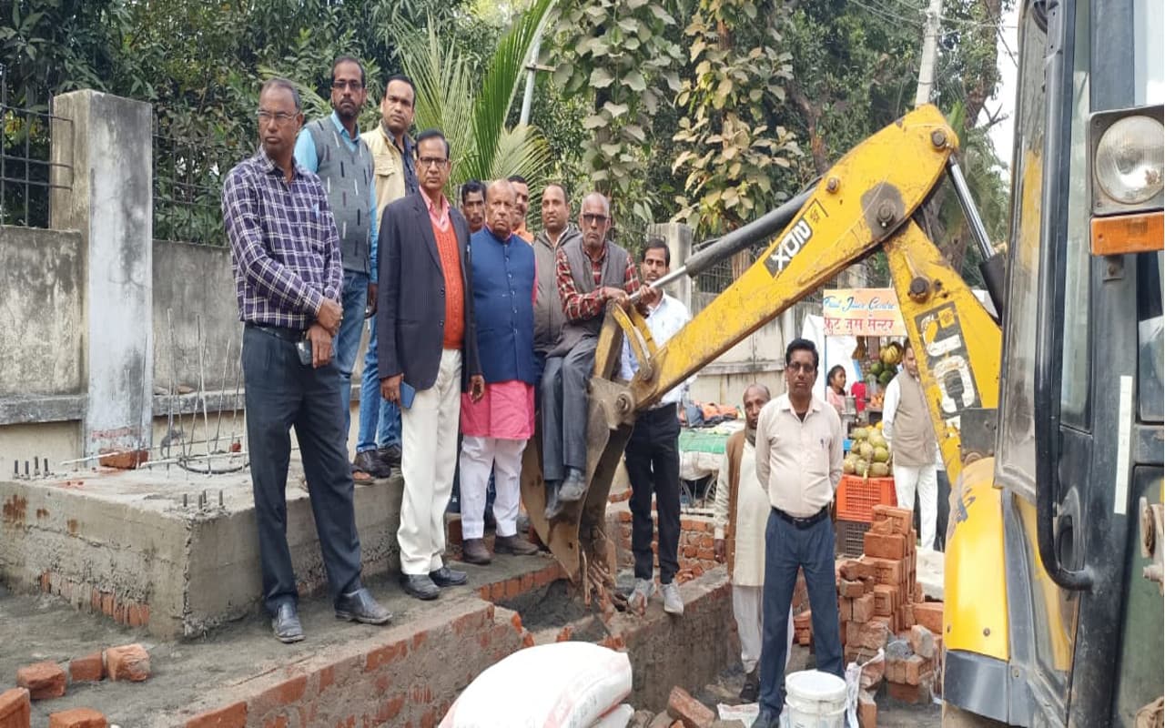 गिरिडीह में रीतलाल वर्मा प्रतिमा स्थल के चबूतरा निर्माण पर रोक, नाराज कुशवाहा समाज के लोगों ने किया हंगामा