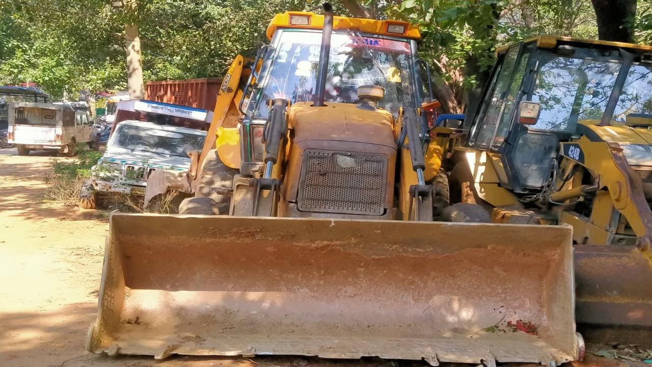 नवादा में छापा मारने पहुंची वन विभाग की टीम पर हमला, रेंजर-फारेस्टर व ड्राइवर को बंधक बना पीटा, JCB छीन ले गए