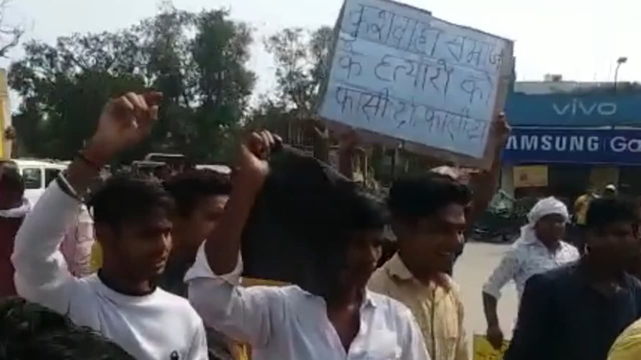 बक्सर में उपेन्द्र कुशवाहा पर कार्यकर्ताओं ने बैगन-भिंडी फेंक जताया विरोध, दिखाया काला झंडा