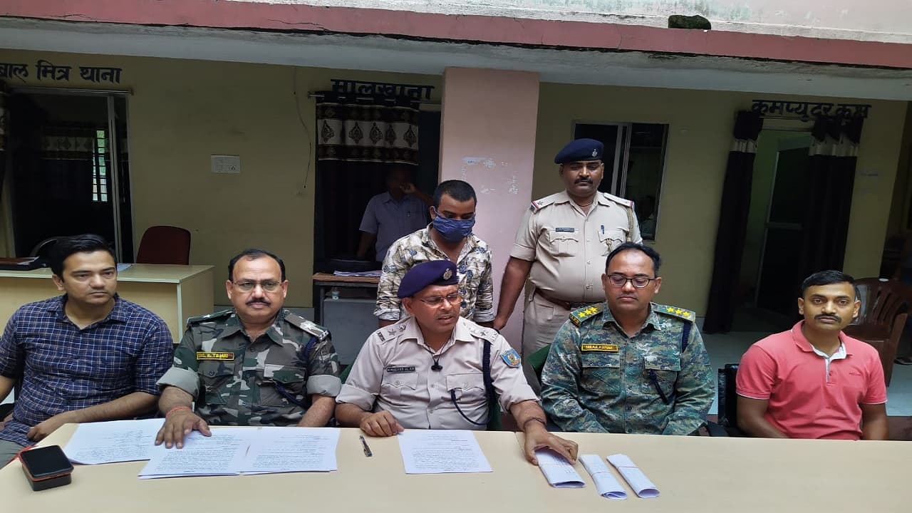 Jharkhand News: JE प्रश्न पत्र लीक मामले में आरोपी रंजीत मंडल अरेस्ट, 15-20 लाख में पेपर बेचता है गिरोह Jharkhand News: JE प्रश्न पत्र लीक मामले में आरोपी रंजीत मंडल अरेस्ट, 15-20 लाख में पेपर बेचता है गिरोह