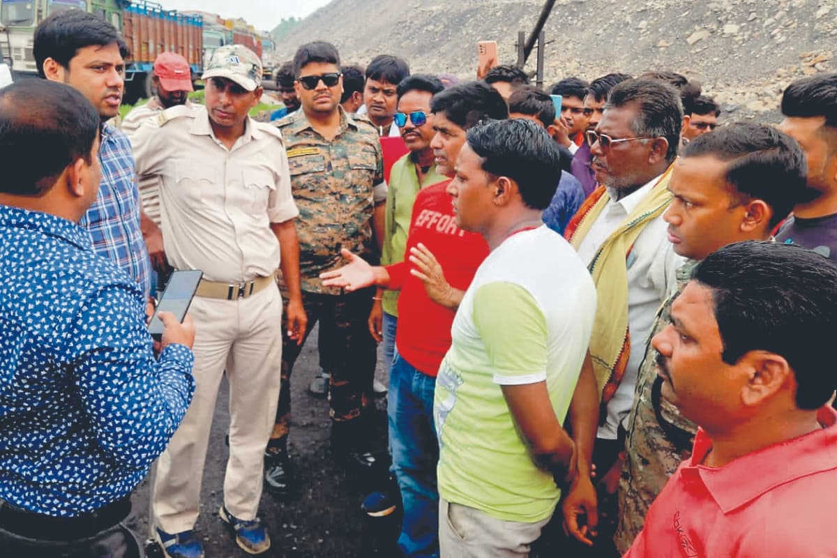 धनबाद में कचरा उठाव फिर बंद, नगर आयुक्त बोले- डंप का विरोध कर रहे लोग, कैसे साफ करायें शहर