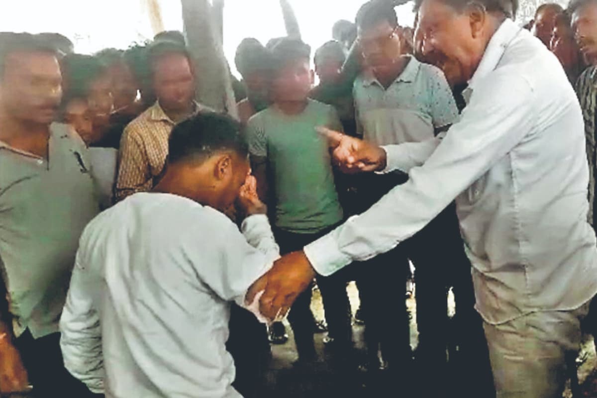 अश्लील वीडियो बनाने पर युवक को गांव से निकाला, लात से मारने का वीडियो वायरल