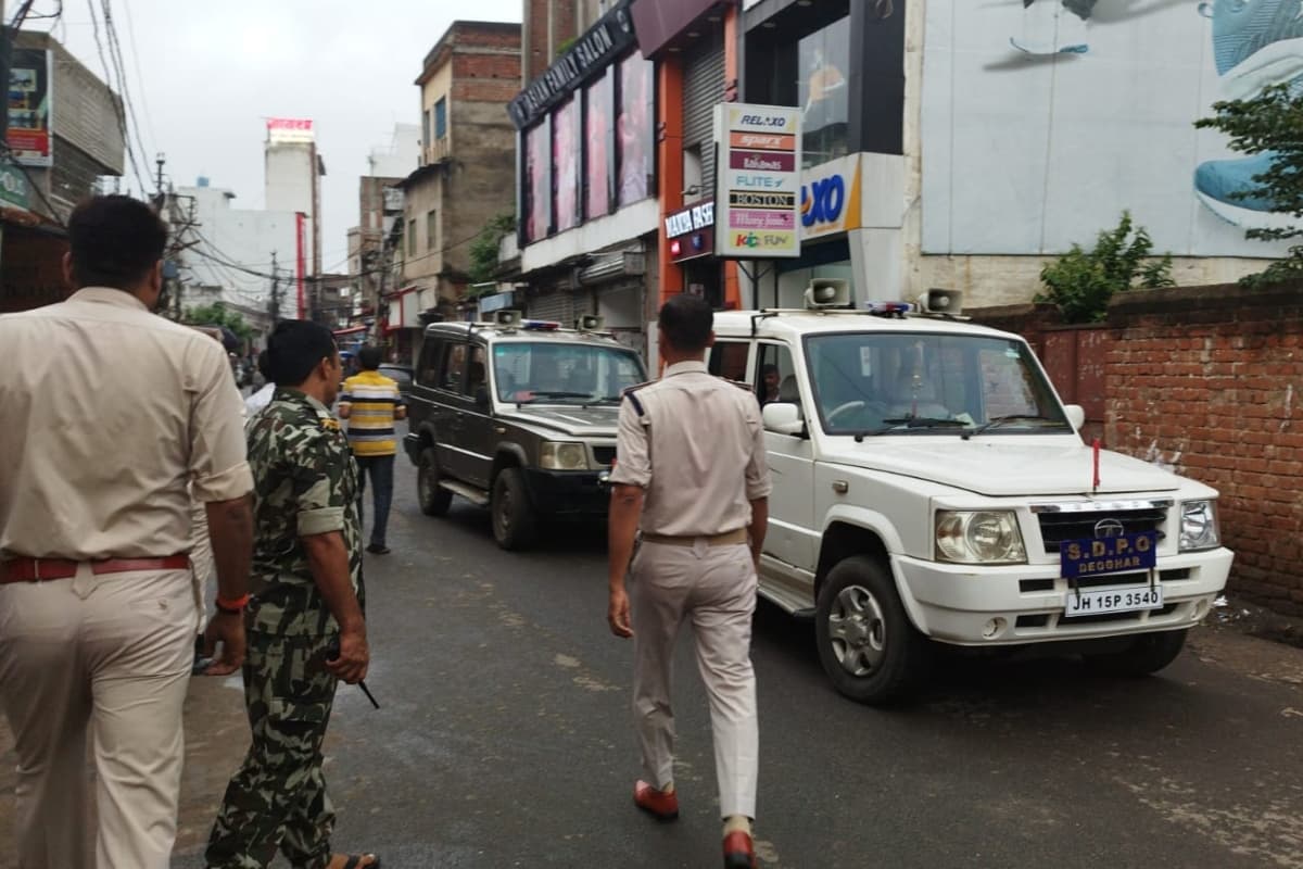 Deoghar Crime News: एक दिन पहले दी धमकी, पुलिस से शिकायत के बाद दूसरे दिन दुकान पहुंच कर की फायरिंग