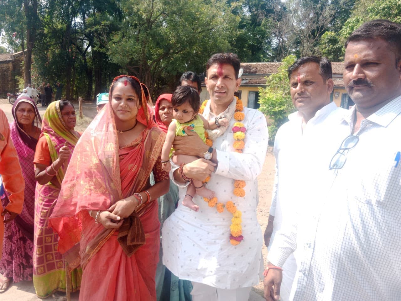 MP Election 2023: कांग्रेस प्रत्याशी जीतू पटवारी ने BJP उम्मीदवार मधु वर्मा के साथ ये क्या किया! देखें VIDEO