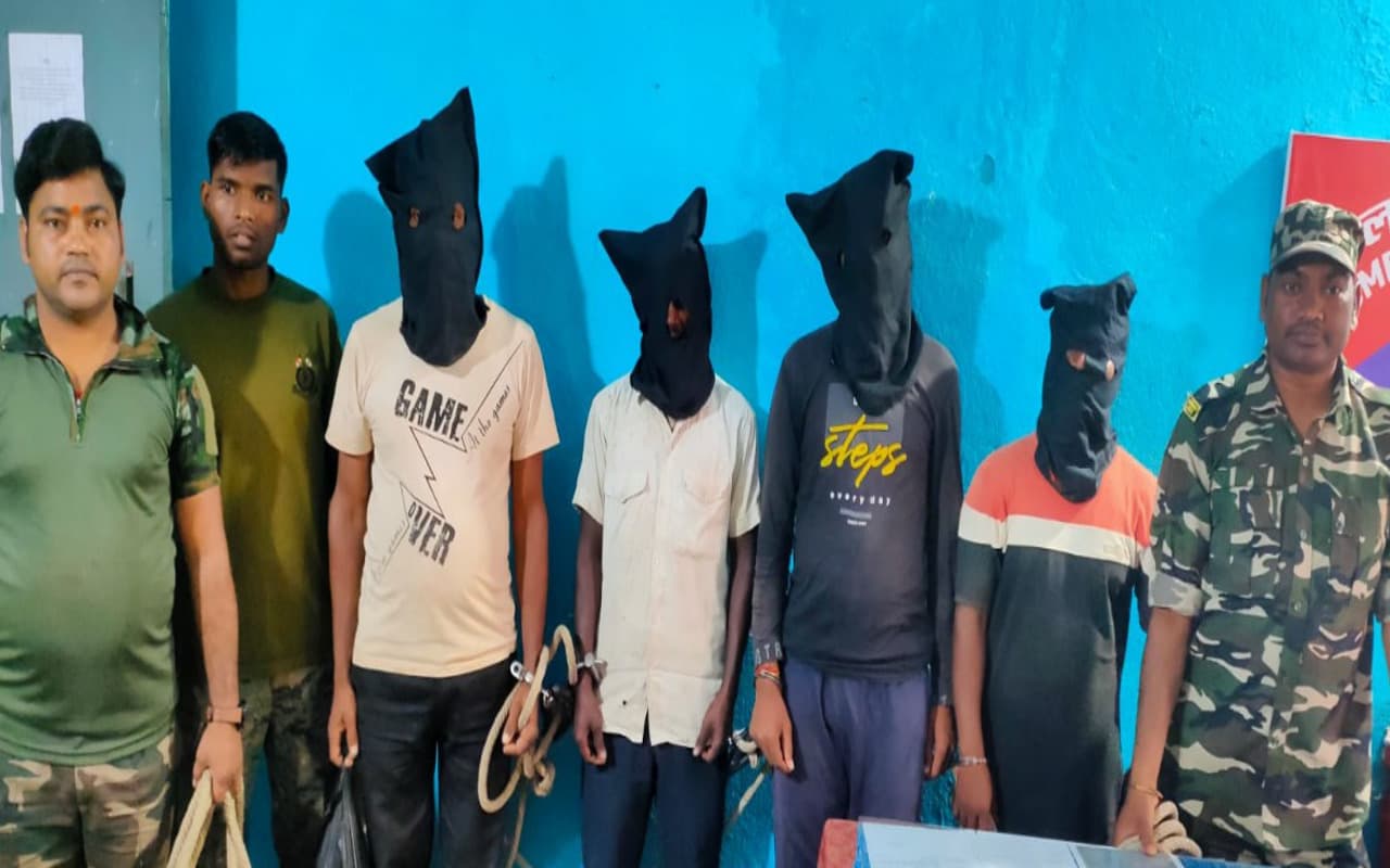 Jharkhand News: नक्सली संगठन JJMP के चार समर्थक लातेहार में गिरफ्तार, पप्पू लोहरा समेत 17 पर नामजद FIR Jharkhand News: नक्सली संगठन JJMP के चार समर्थक लातेहार में गिरफ्तार, पप्पू लोहरा समेत 17 पर नामजद FIR