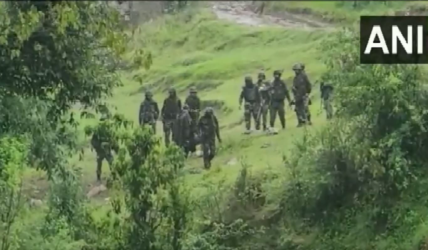 जम्मू-कश्मीर के पुंछ सेक्टर में सुरक्षा बलों ने तीन आतंकियों को पकड़ा, हथियारों का जखीरा बरामद