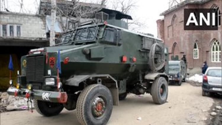 जम्मू-कश्मीर: शोपियां में आतंकवादियों और सुरक्षा बलों के बीच मुठभेड़ में एक आतंकी ढेर