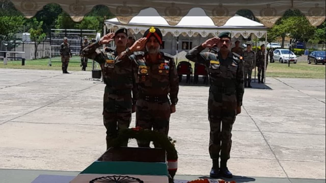 Jammu Kashmir: शोपियां में वाहन में विस्फोट के दौरान घायल हुए जवान ने अस्पताल में तोड़ा दम