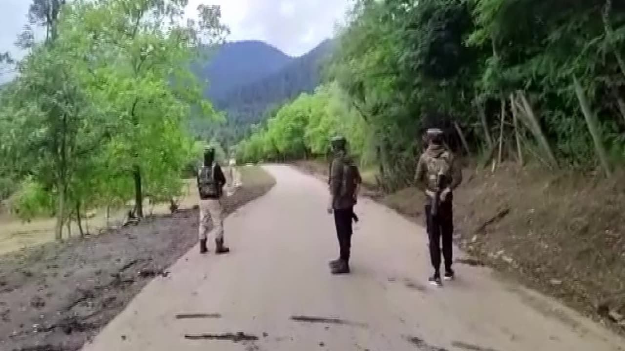 Jammu Kashmir Encounter: जम्मू-कश्मीर में सुरक्षा बलों ने एनकाउंटर के दौरान 4 आतंकियों को मार गिराया