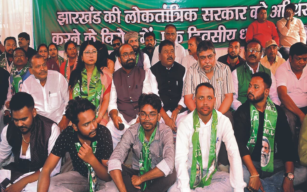 Jharkhand: राजभवन के समक्ष धरना पर बैठे झामुमो कांग्रेस, राजद के नेताओं ने की नारेबाजी