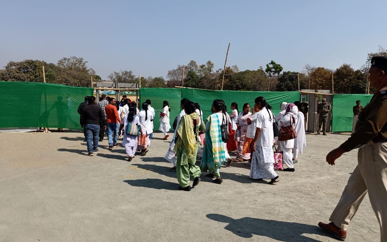 JMM के स्थापना दिवस कार्यक्रम स्थल से स्वास्थ्य विभाग के अनुबंध कर्मियों को निकाला बाहर, जानिए वजह