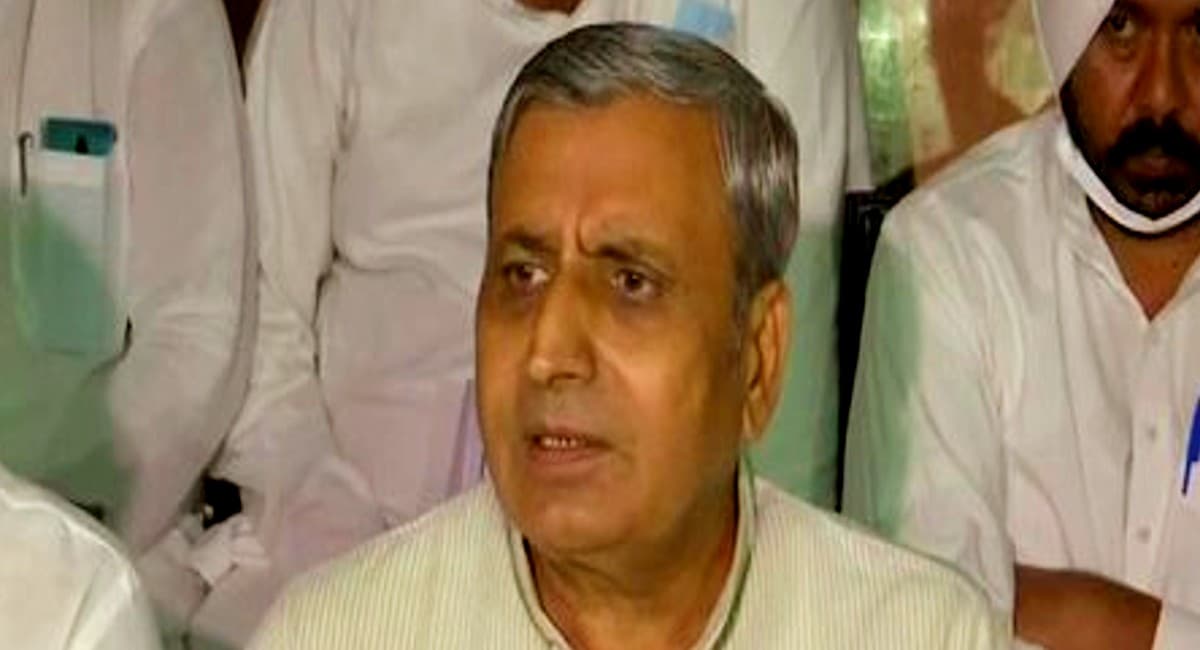 पंजाब में किसानों ने कैप्टन अमरिंदर सिंह को मिठाइयां खिलायी, तो हरियाणा के कृषि मंत्री जेपी दलाल ने कही ये बात