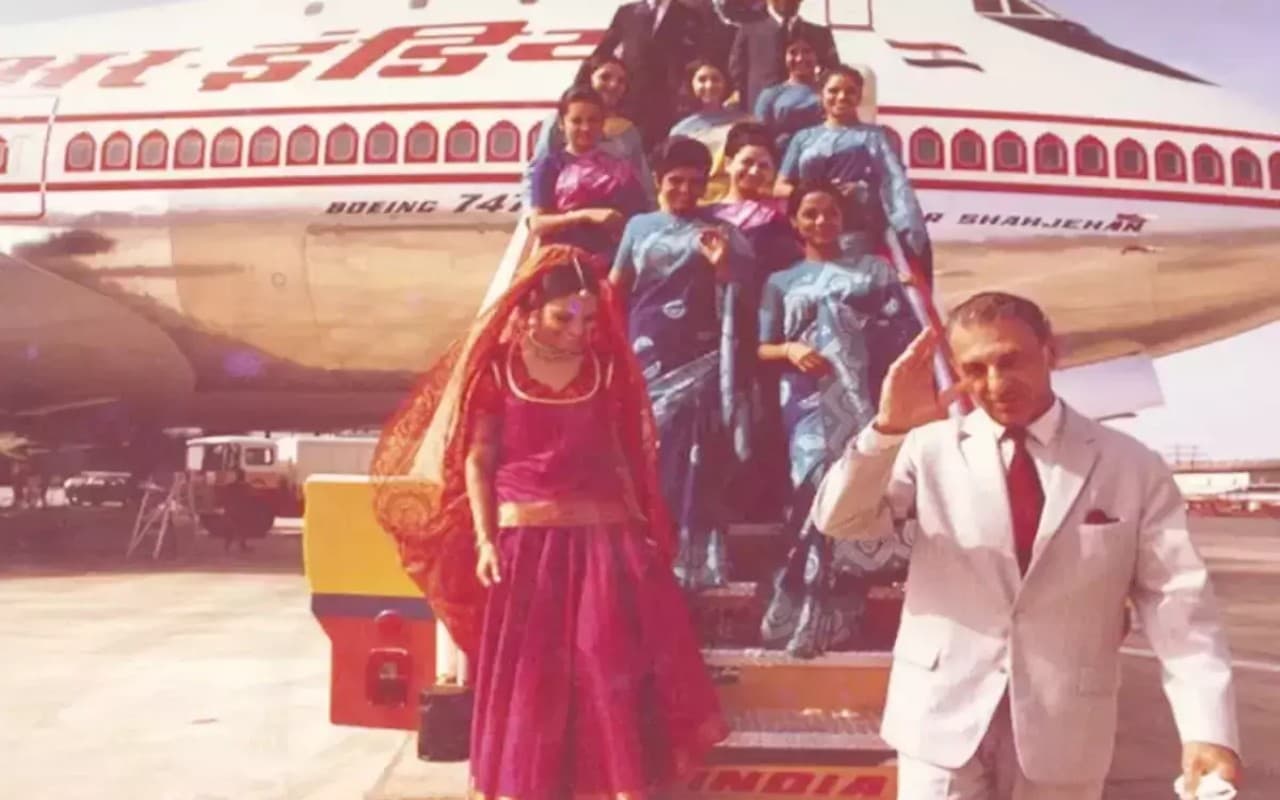 JRD Tata की पहली उड़ान की 90वीं सालगिरह पर Air India Express ने मनाया जश्न