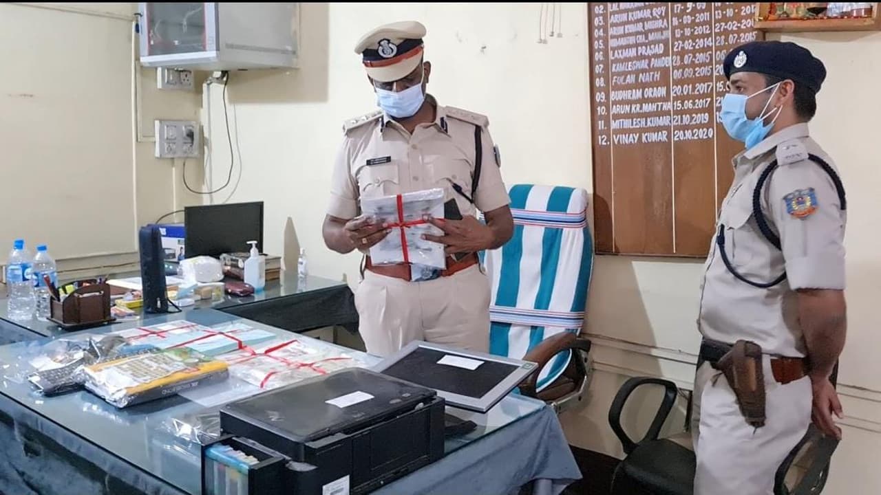 Jharkhand Crime News : लॉकडाउन में नौकरी छूटने पर यूट्यूब से सीखा नकली नोट बनाना, 57 हजार के साथ एक आरोपी गिरफ्तार