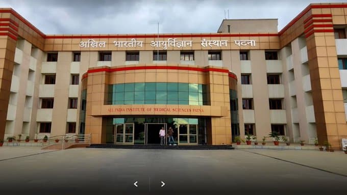 पटना एम्स में डॉक्टरों की लापरवाही से महिला के पेट में छूटी रुई, परिजनों ने किया हंगामा