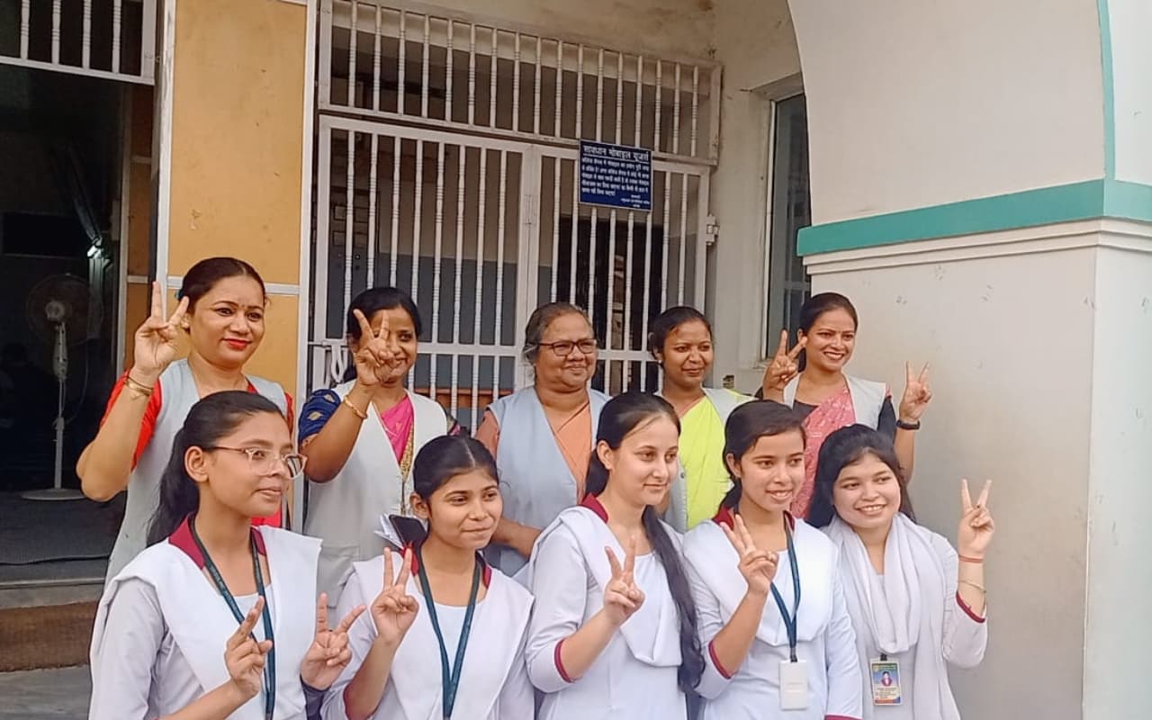 झारखंड बोर्ड इंटर कॉमर्स में भी बेटियों का दबदबा, 24 टॉपर्स में 22 लड़कियां, रांची की सृष्टि अव्वल