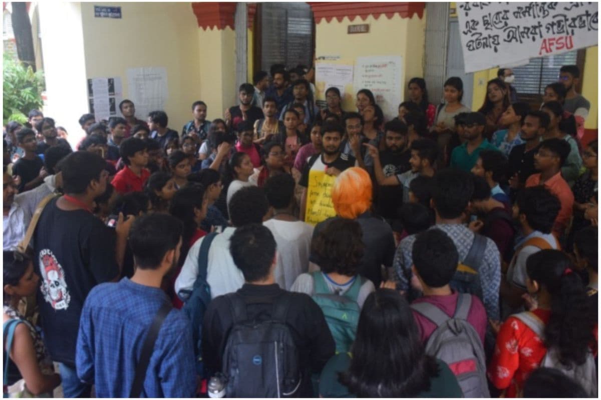 जादवपुर यूनिवर्सिटी में छात्र की मौत की घटना के प्रतिवाद में काला झंडा लेकर छात्रों का प्रदशर्न जारी