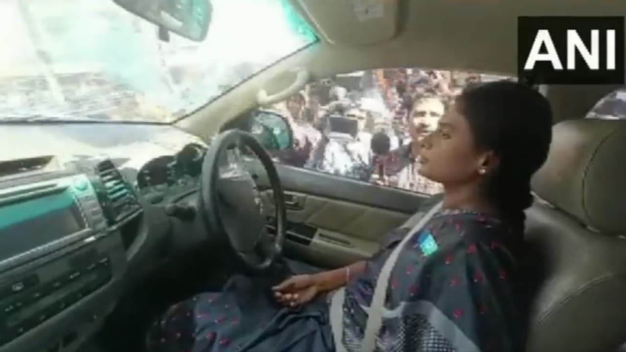 कार में बैठीं सीएम जगनमोहन रेड्डी की बहन की गाड़ी को हैदराबाद पुलिस ने क्रेन से खिंचवाया, वीडियो वायरल