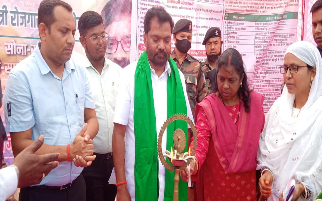 सरकार आपके द्वार कार्यक्रम : बोकारो के अलारगो में लगे शिविर में PM आवास योजना का नहीं लिया जा रहा आवेदन