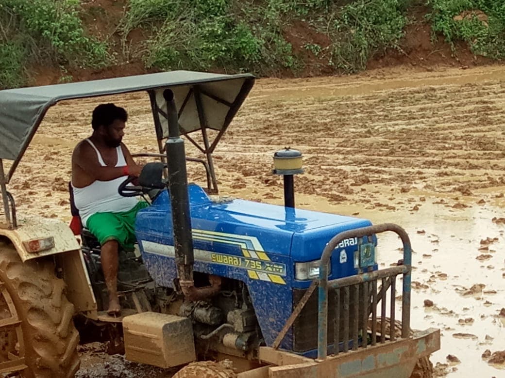 खेत में पसीना बहाते झारखंड के शिक्षा मंत्री जगन्नाथ महतो का Video वायरल