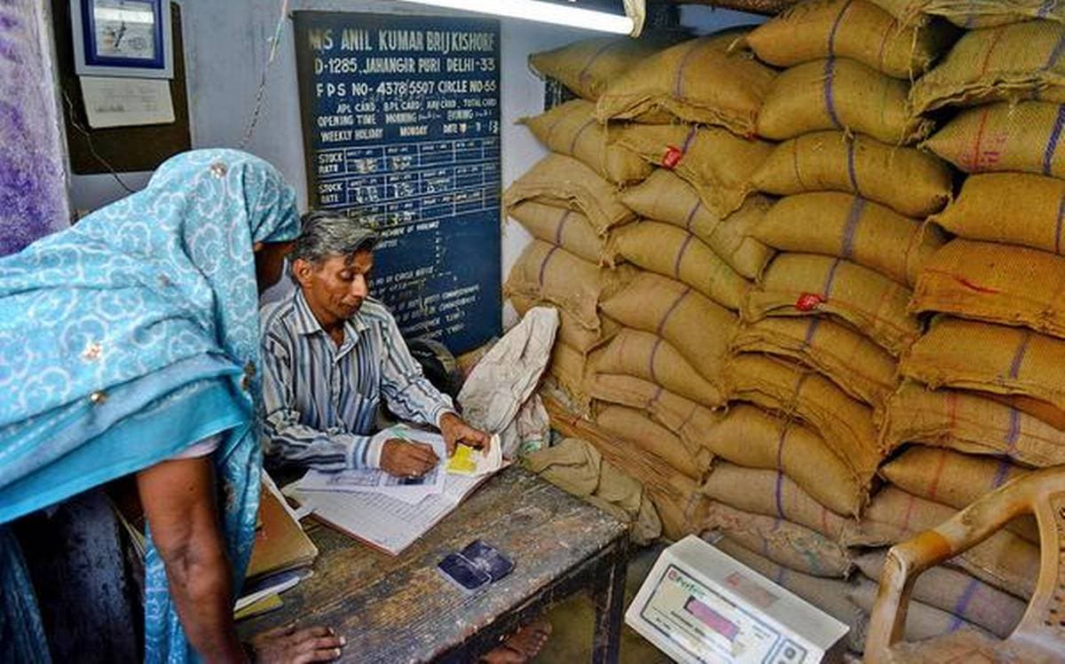 Free Ration Updates/Ration Card : दुकानदार दे रहा है कम राशन तो यहां करें शिकायत, दिवाली तक मिलेगा फ्री अनाज, जानिए कैसा आसानी से बनेगा राशन कार्ड