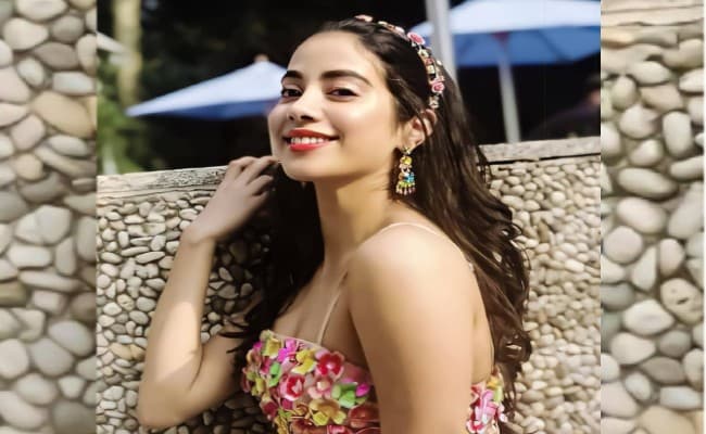 Jahnvi Kapoor ने सोशल मीडिया पर किया अपनी मोहब्बत का ऐलान, कहा बस इससे है  प्यार