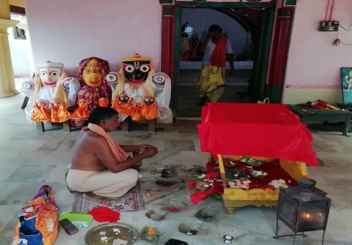 Corona effect : सोशल डिस्टैंसिंग के साथ महाप्रभु जगन्नाथ का हुआ महास्नान, पुरोहितों ने की पूजा की रश्म अदायगी