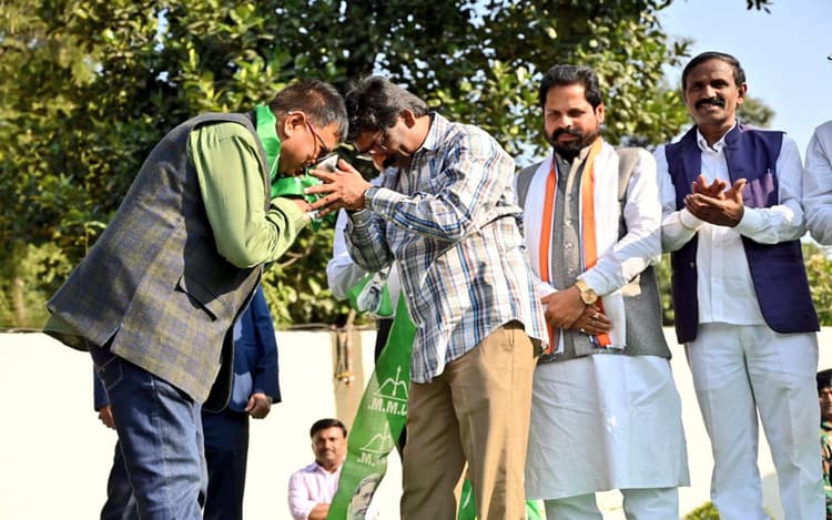 BJP छोड़ JMM में शामिल हुए पूर्व विधायक जयप्रकाश वर्मा, CM हेमंत ने किया स्वागत, इनके बारे में जानें