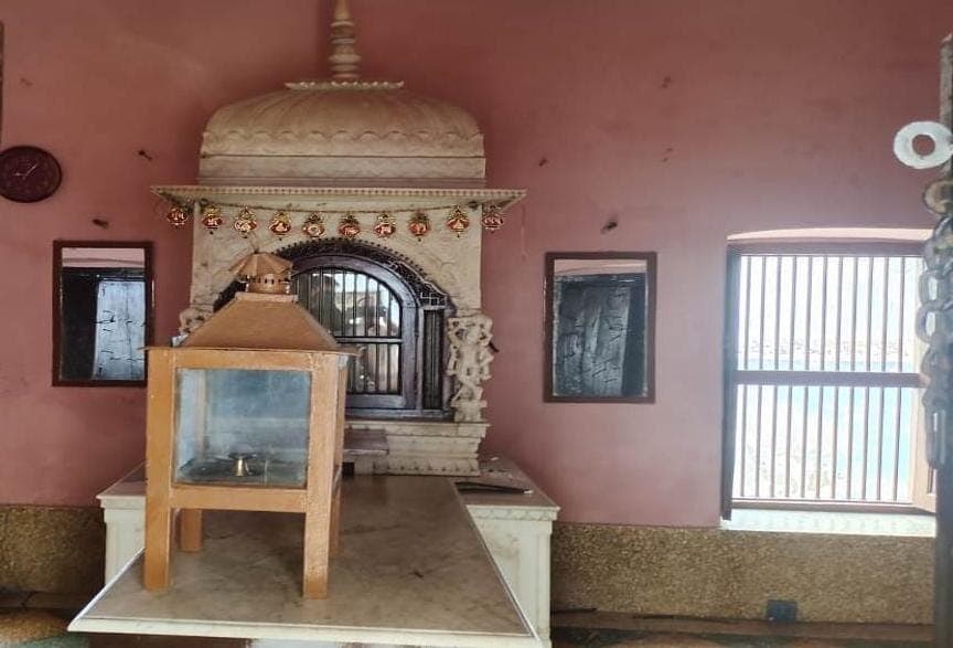 अलीगढ़ में जैन मंदिर से महावीर स्वामी की मूर्ति चोरी, पुलिस ने एक चोर पकड़ लिया तो दूसरा हो गया फरार