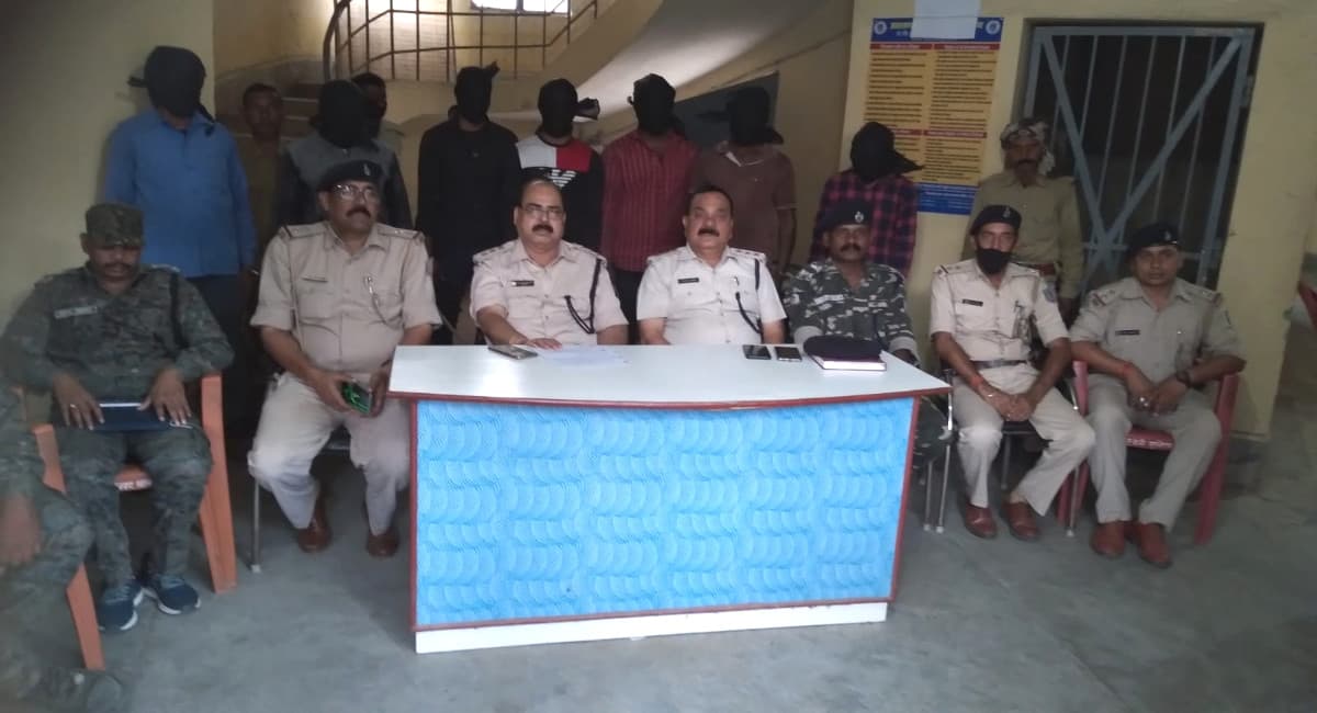 Jharkhand Crime News: कोडरमा के जयनगर में इंटर डिस्ट्रिक्ट बैट्री चोर गिरोह का खुलासा, 7 गिरफ्तार