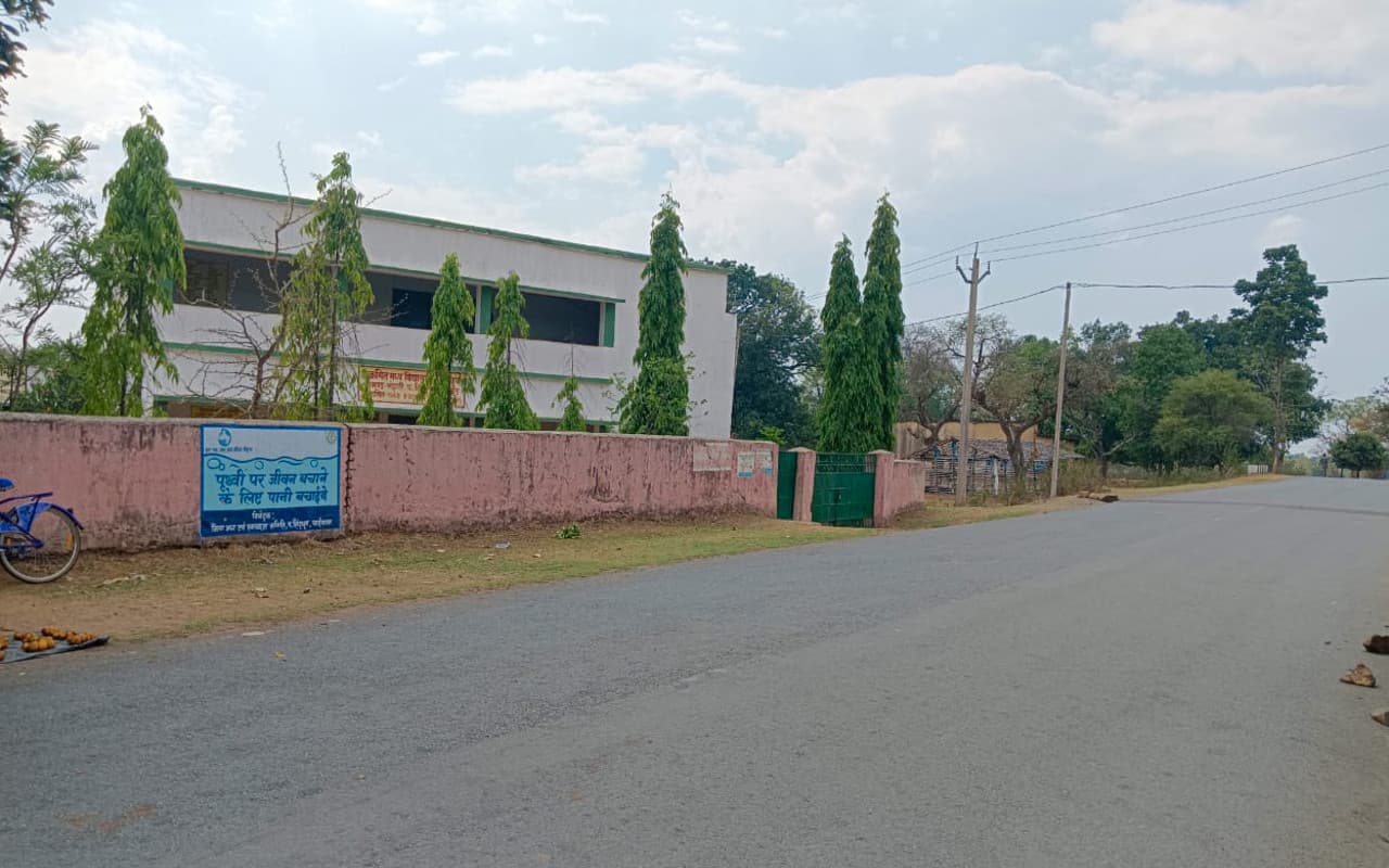 पश्चिमी सिंहभूम में नेशनल हाइवे के किनारे दर्जनों स्कूल, बच्चों के लिए अभिभावकों की अटकी रहती हैं सांसें