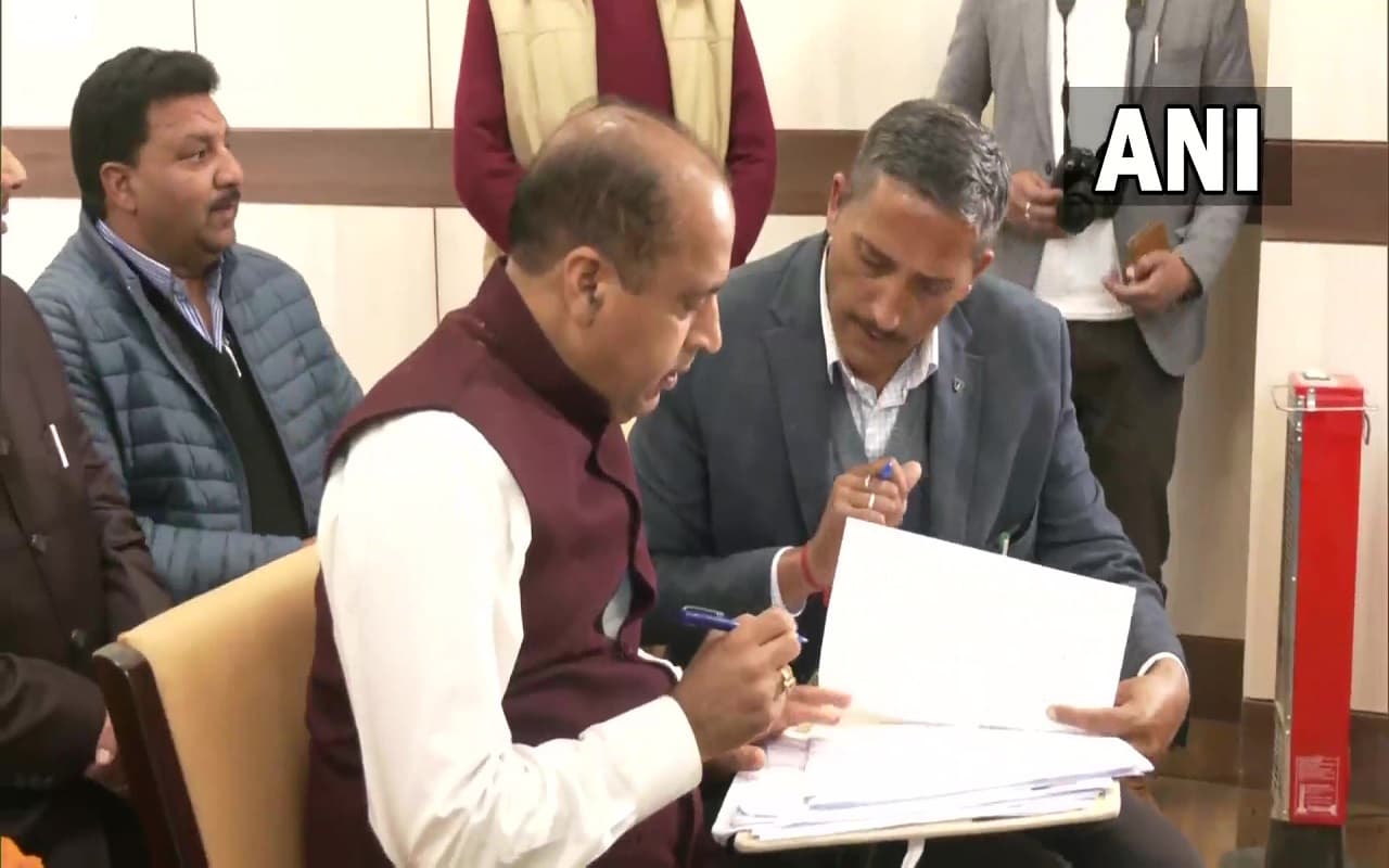 Himachal Pradesh Elections: सीएम जयराम ठाकुर ने सिराज विधानसभा क्षेत्र से नामांकन दाखिल किया