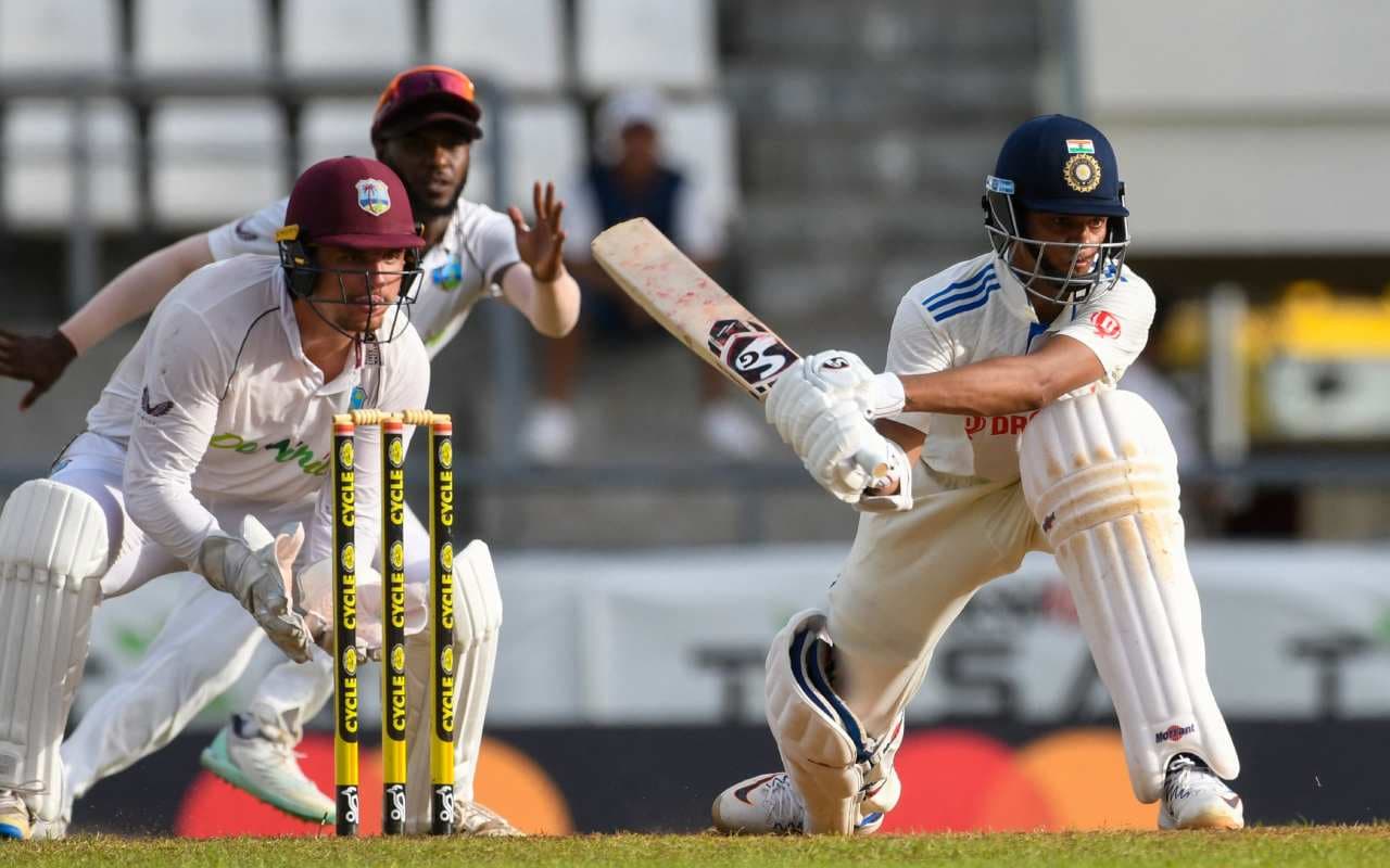 IND vs WI: यशस्वी जायसवाल ने डेब्यू टेस्ट में ही जड़ दिया शतक, लाला अमरनाथ के क्लब में हुए शामिल