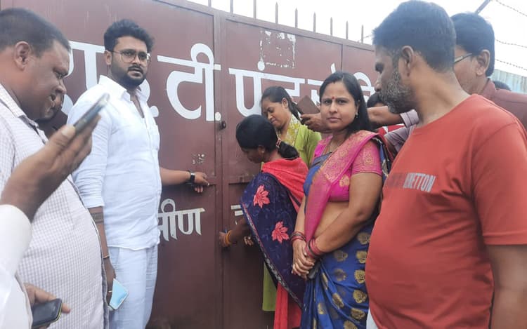 रामगढ़ के कुजू की तीन पंचायतों में पानी की समस्या से भड़के ग्रामीण, जलमीनार के मेन गेट में जड़ा ताला