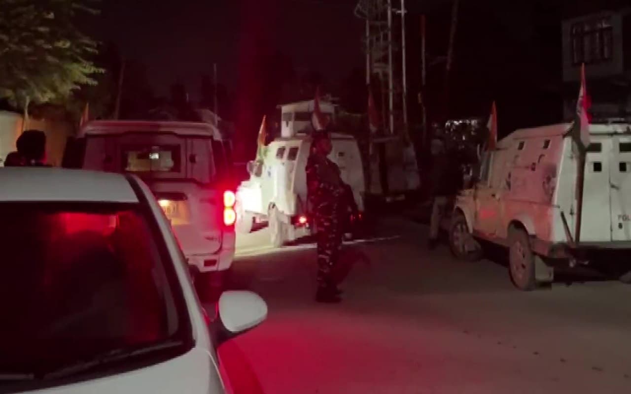 Jammu & Kashmir: आतंकवादियों ने पुलिस कंट्रोल रूम पर फेंका ग्रेनेड, एक जवान घायल