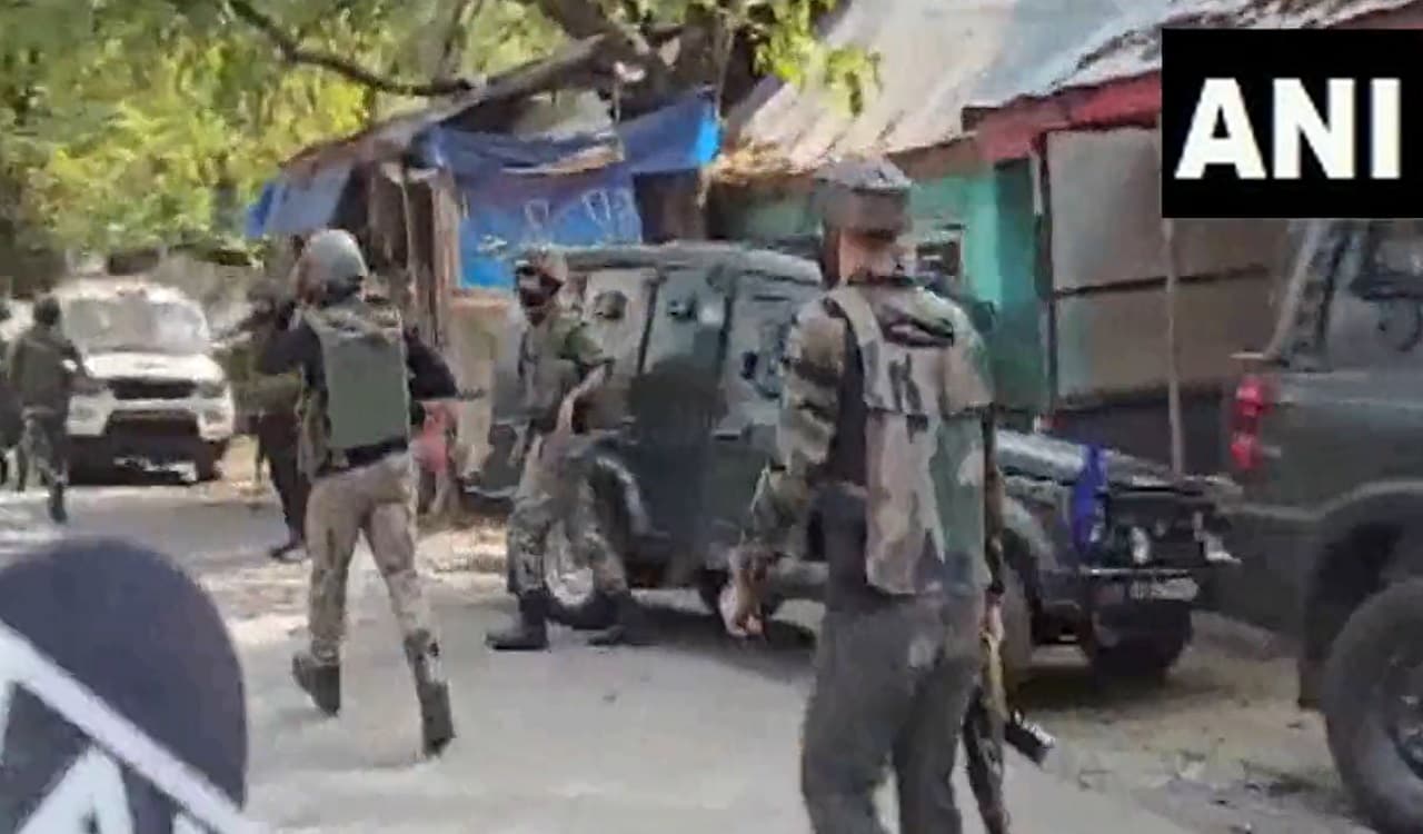 Jammu & Kashmir: कश्मीर में आतंकवादियों के साथ मुठभेड़ में तीन जवान शहीद, दो आतंकी ढेर