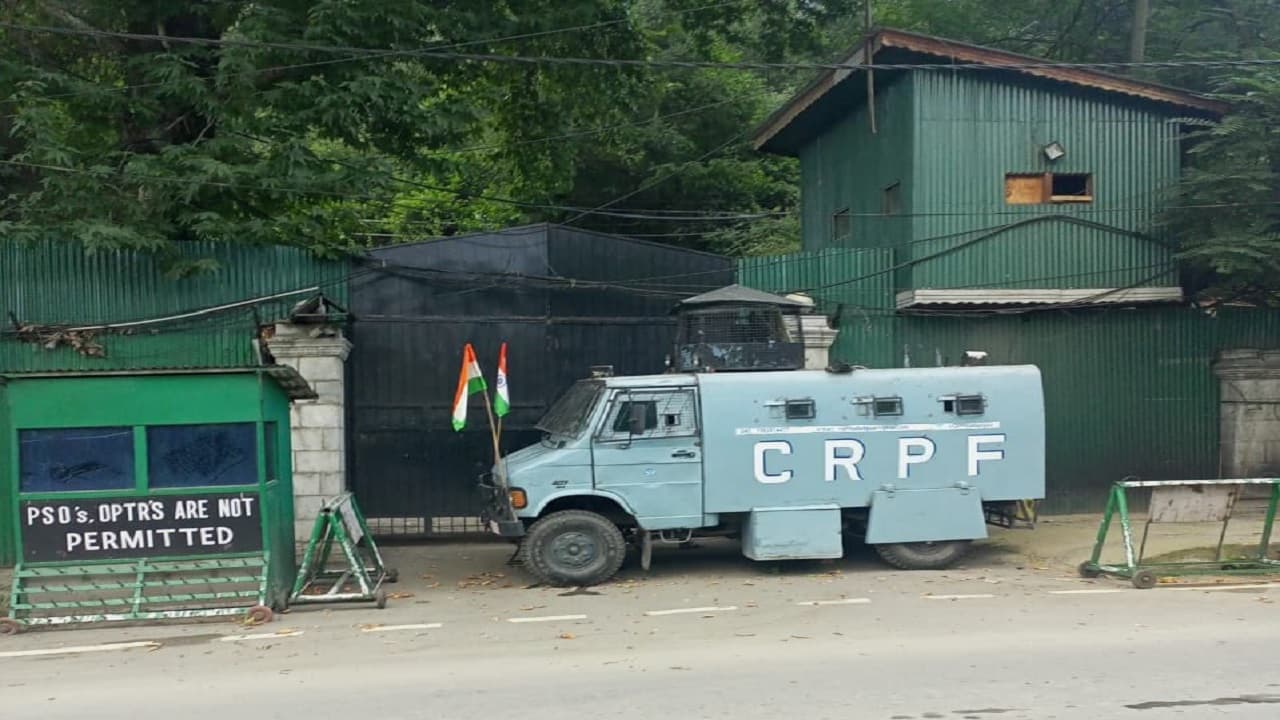 Jammu Kashmir: महबूबा मुफ्ती फिर नजरबंद! PDP चीफ ने तस्वीरों के साथ किया दावा Jammu Kashmir: महबूबा मुफ्ती फिर नजरबंद! PDP चीफ ने तस्वीरों के साथ किया दावा
