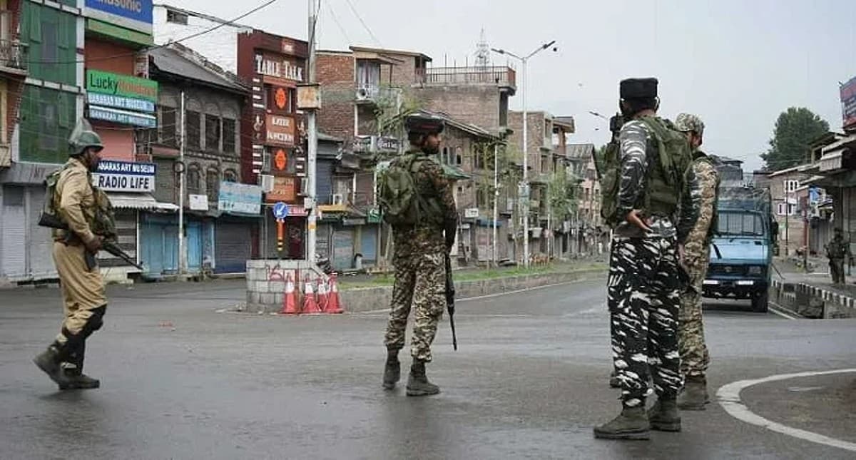 Jammu Kashmir: जम्मू-कश्मीर के अनंतनाग में 2 हाइब्रिड आतंकवादी गिरफ्तार, हथियार बरामद