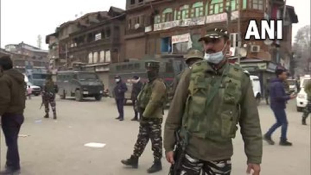 श्रीनगर मुठभेड़ में दो आतंकी ढेर,सोपोर में बुर्का पहने शख्स ने CRPF नाके में फेंका पेट्रोल बम देखे वीडियो