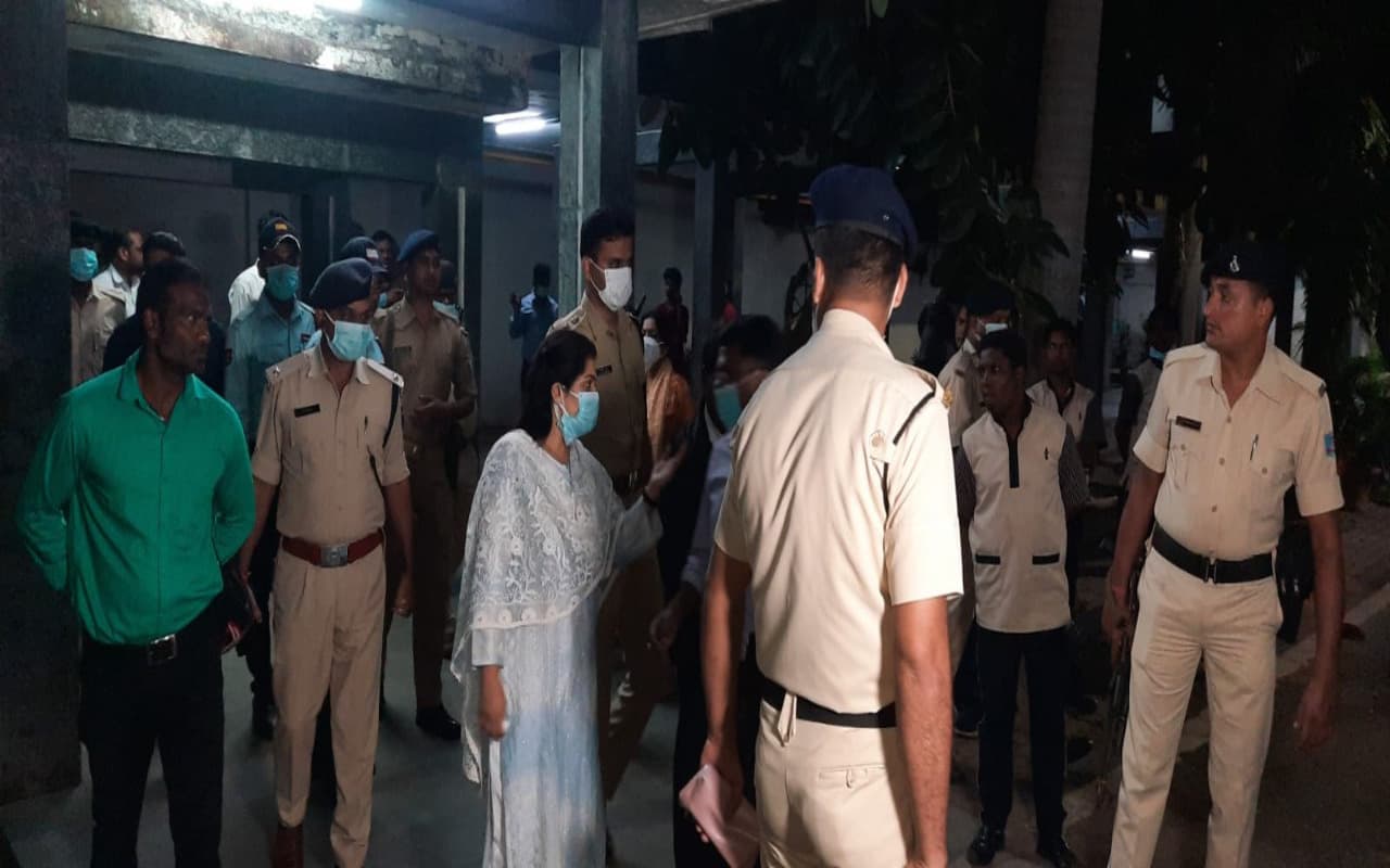 जमशेदपुर : जिंदगी की जंग हार गई शारदामणि स्कूल की छात्रा, DC से मिलकर मां बोली- बेटी को इंसाफ दिजिए मैडम