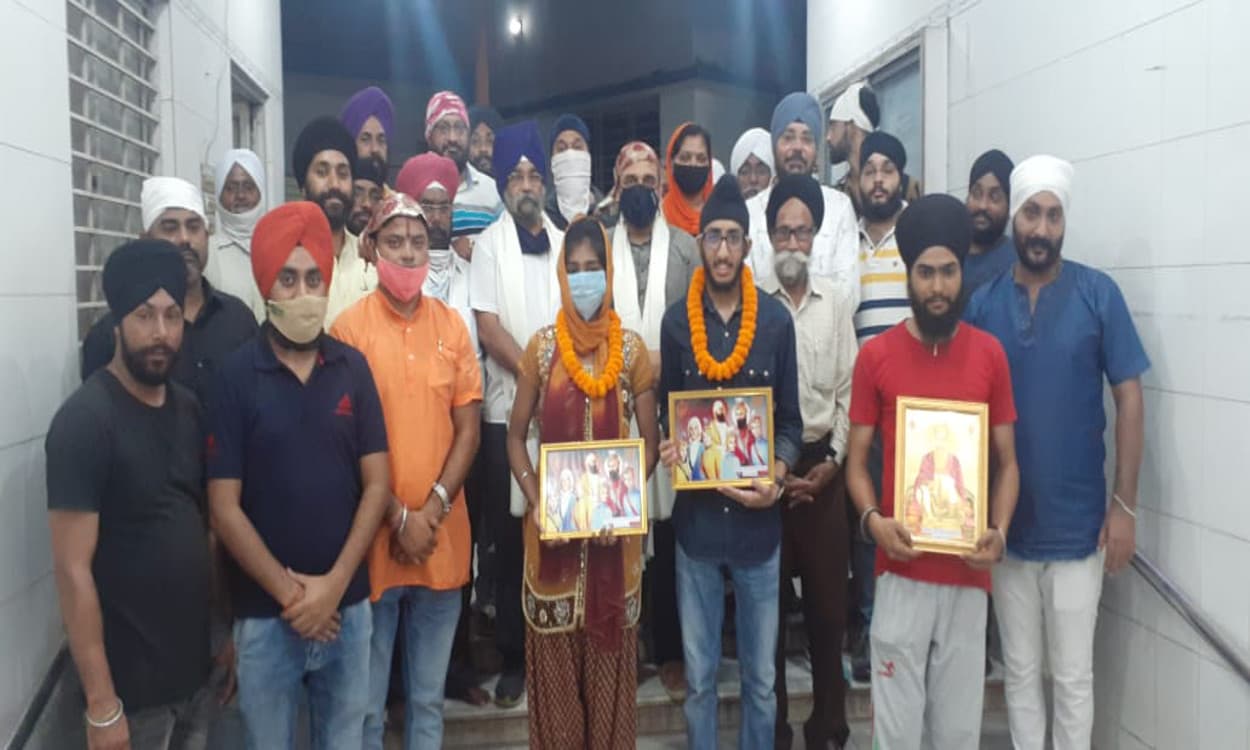 नीट परीक्षा में सफल छात्रों को सेंट्रल सिख नौजवान सभा ने किया सम्मानित, बढ़ाया हौसला