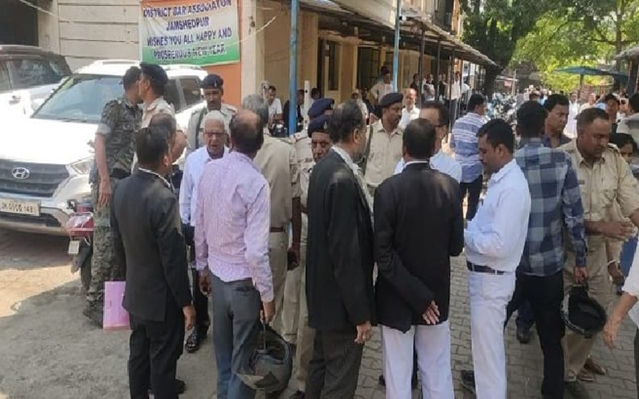 जमशेदपुर में 2 जगह फायरिंग, कोर्ट के बाहर नवीन सिंह को बनाया निशाना, टिनप्लेट चौक के पास भी गोलीबारी